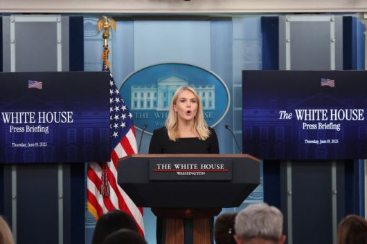 캐롤라인 레빗 백악관 대변인이 19일(현지시간) 워싱턴 DC 백악관 브리핑룸에서 열린 일일 브리핑에서 연설하고 있다.(사진=AFP)