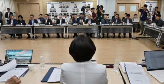 김현 국정기획위원회 사회2분과 기획위원이 20일 경기 정부과천청사 방송통신위원회에서 열린 국정기획위원회 업무보고에서 발언하고 있다. (사진=공동취재)