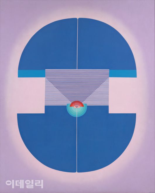 이성자의 ‘음과 양 75년 5월 No.1’(1975). 1970년대 추구한 ‘음과 양’ 연작 중 한 점이다. 동그란 원을 반으로 가른 요철 형태의 문양을 토대로 부드러움과 견고함, 질서와 자유, 섬세함과 웅대함, 여유와 긴장을 미묘하게 결합하던 시기다. 동양의 음양사상에서 꺼낸 한국적 이미지를 서양의 추상사조에 접목했다. 절제했지만 매혹적인 색채가 신비롭다. 캔버스에 아크릴릭 물감, 250×200㎝. 국립현대미술관 소장.