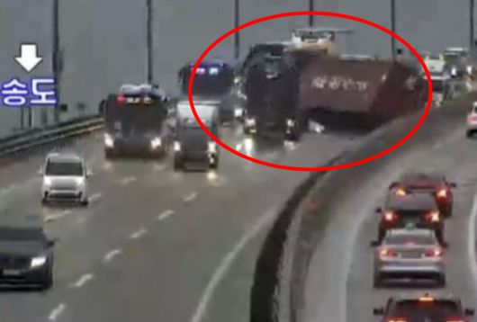 20일 오후 인천 중구 인천대교에서 달리던 대형 화물차에서 낙하한 컨테이너. (사진=뉴스1)