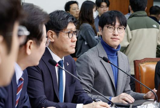 지난 3월 서울 여의도 국회에서 열린 AI강국 위원회 주관 토론회에서 이재명 전 더불어민주당 대표 발언을 듣고 있는 하정우 전 네이버 퓨처AI 센터장.(사진=뉴스1)