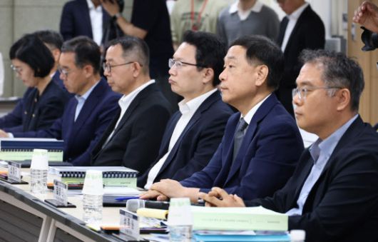 김영관(좌측 둘째) 방송통신위원회 사무처장 직무대행을 비롯한 관계자들이 20일 경기 정부과천청사 방송통신위원회에서 열린 국정기획위원회 업무보고에서 홍창남 국정기획위원회 사회2분과위원장의 발언을 듣고 있다.(좌측부터)방통위 성종원 기획조정관, 김영관 사무처장직무대리, 신영규 방송통신이용자정책국장, 김성욱 방송정책기획과장, 신승한 시장조사심의관, 곽진희 방송기반국장전담직무대리(사진=공동취재, 연합뉴스)