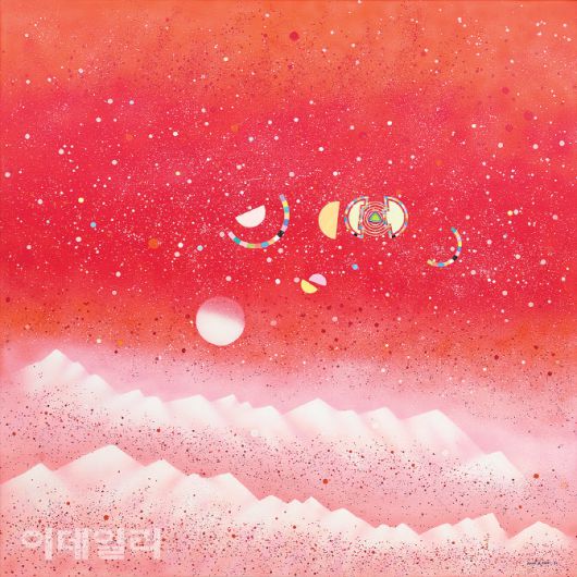 이성자의 ‘극지로 가는 길 87년 5월’(1987). 1980년대부터 세상을 떠나기 전까지 이어간 ‘극지로 가는 길’ 연작 중 하나다. 프랑스와 한국을 오가는 유목적 작가로 정체성을 고뇌하다가 극지의 허공, 밤하늘의 우주에서 합일의 가능성을 읽어낸 뒤 50년 화업의 마무리로 삼았다. 비행기 창 밖으로 본 알래스카의 극지 풍경에서 모티프를 얻어 자연에서 추출한 기하학적 형태를 달무리에 풀어놓은 듯한 색감을 만들어냈다. 캔버스에 아크릴릭 물감, 200×200㎝. 국립현대미술관 소장.