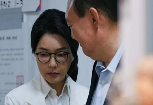 윤석열 전 대통령과 부인 김건희씨가 3일 서울 서초구 원명초등학교에 마련된 서초구 제3투표소에서 투표를 하기 위해 줄을 서 있다. (사진=공동취재)