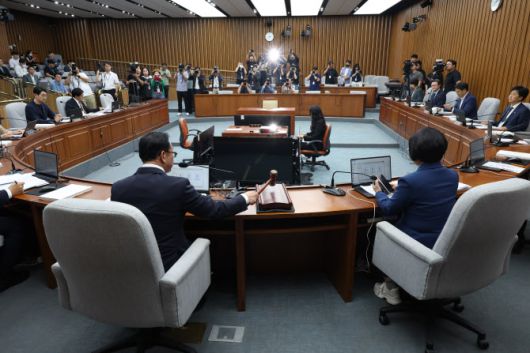 지난 18일 서울 여의도 국회에서 열린 정무위원회의 국무총리(김민석) 임명동의에 관한 인사청문특별위원회 제1차 전체회의에서 이종배 특위 위원장이 회의를 개의하고 있다. (사진 = 뉴시스)