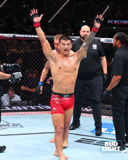 고석현이 UFC 데뷔전에서 완승을 거둔 뒤 기뻐하고 있다. 사진=UFC