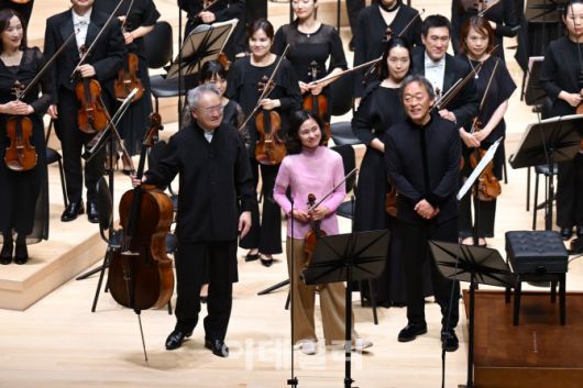 지난 20일 부산 부산진구 부산콘서트홀에서 열린 개관공연 ‘하나를 위한 노래’. 베토벤 삼중 협주곡이 끝난 뒤 첼리스트 지안 왕(왼쪽), 바이올리니스트 사야카 쇼지, 지휘자 겸 피아니스트 정명훈이 객석에 인사를 하고 있다. (사진=클래식부산)