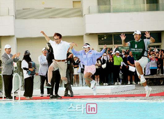 KLPGA 투어 더헤븐 마스터즈에서 우승한 노승희(가운데)가 부친(왼쪽) 그리고 캐디와 함께 수영장에 빠지는 다이빙 세리머니를 하고 있다. (사진=이데일리 골프in 김상민 기자)