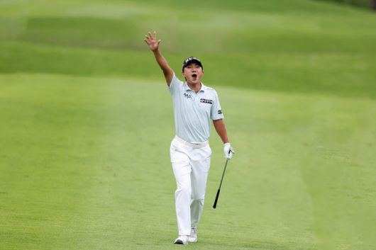 샷 이글 후 환호하는 옥태훈(사진=KPGA 제공)