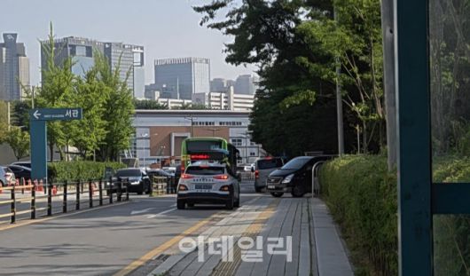 지난 9일 오후 서울 송파구 서울아산병원 안 도로에 송파구청의 불법 주정차 단속 차량이 나타나자 약국 차량들이 하나둘 씩 자리를 피하고 있다. (사진=성가현 수습기자)