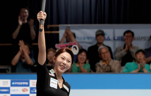 김가영이 프로당구 LPBA 8연속 우승을 확정지은 뒤 기뻐하고 있다. 사진=PBA