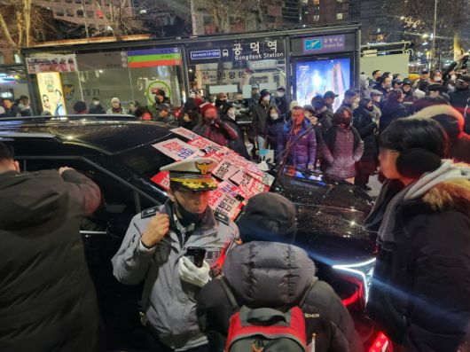 내란 우두머리 혐의로 체포된 윤석열 대통령의 구속 전 피의자심문(영장실질심사)이 종료된 지난 1월 18일 서울 마포구 공덕역 인근에서 윤 대통령 지지자들이 고위공직자범죄수사처(공수처) 추정 차량의 앞을 막고 있다. (사진=연합뉴스)