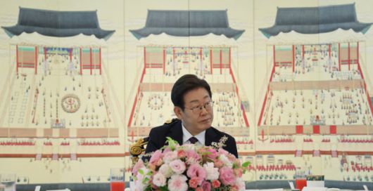 이재명 대통령이 22일 한남동 관저에서 열린 여야 지도부와 오찬에서 김용태 국민의힘 비상대책위원장의 발언을 듣고 있다. (사진=대통령실통신사진기자단)