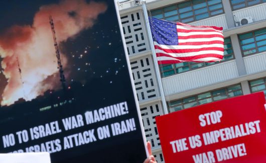 23일 서울 종로구 주한미국대사관 앞에서 한국 시민사회단체들이 긴급 기자회견을 열고 미국의 이란 공격을 강력 규탄하고 있다. (사진=뉴스1)