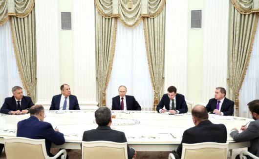 23일(현지시간) 블라디미르 푸틴 러시아 대통령이 크렘린궁에서 압바스 아락치 이란 외무장관 등을 만나 이야기하고 있다. (사진=President of Russia 누리집)