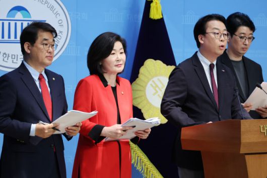 국민의힘 국무총리 인사청문특위 위원인 배준영·김희정·곽규택·주진우 의원이 23일 서울 여의도 국회 소통관에서 김민석 후보자의 자녀 특혜 의혹과 관련해 자진 사퇴를 촉구하는 기자회견을 하고 있다. (사진=연합뉴스)