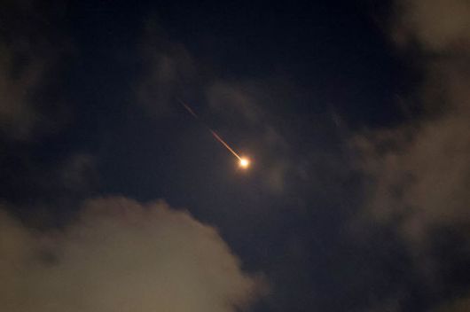 지난 21일(현지시간) 이스라엘 해안도시 네타냐 상공에 이란이 발사한 미사일 궤적이 포착되고 있다. (사진=AFP)