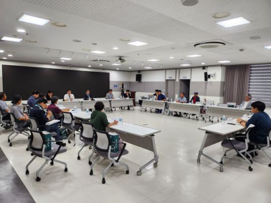 iH 직원들이 24일 공사 본관 회의실에서 구월2공공주택지구 민·관·공 합동협의체 회의를 진행하고 있다. (사진 = iH 제공)