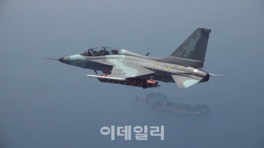FA-50 항공기가 장거리 공대지 유도탄 안전분리 비행시험을 위해 임무 공역으로 이동하고 있다. (사진=방위사업청)