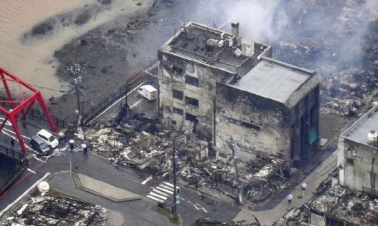 지난 2024년 1월 일본 이시카와현 와지마의 지진으로 타버린 건물에서 연기가 피어오르고 있다.(사진=AP/뉴시스)