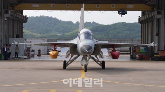 FA-50 항공기가 장거리 공대지 유도탄 안전분리 비행시험을 위해 활주로로 이동하고 있다. (사진=방위사업청)