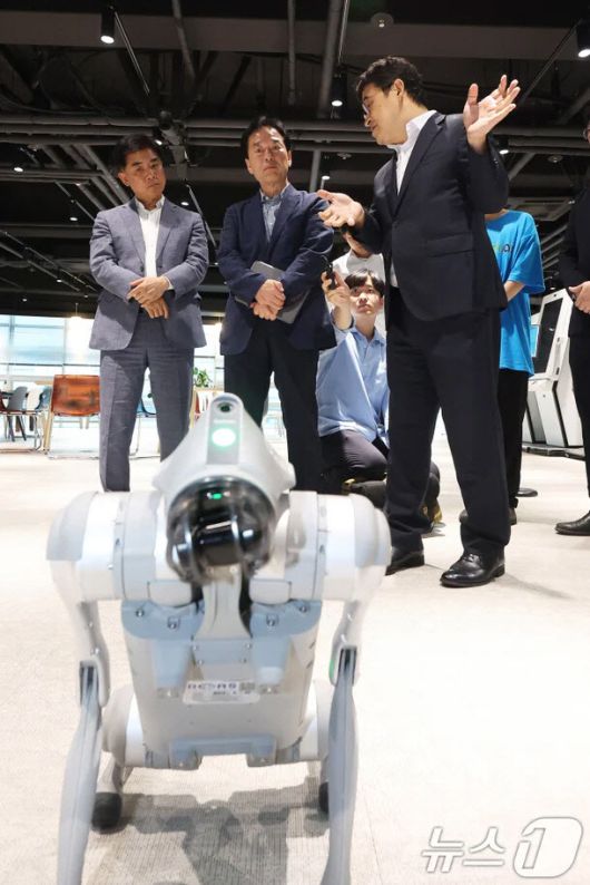 정태호 국정기획위원회 경제1분과장과 위원들이 25일 경기도 성남시 수정구 피지컬 AI 로봇 스타트업 마음AI를 방문해 관계자로부터 다양한 피지컬 로봇 설명을 듣고 있다. (공동취재) 2025.6.25/뉴스1