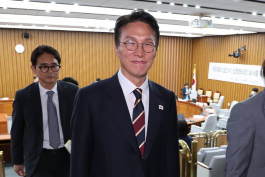 김민석 국무총리 후보자가 25일 서울 국회에서 열린 인사청문회가 자료 제출 등을 둘러싼 여야 대립으로 파행이 지속되자 후보자석을 잠시 떠나고 있다. (사진=연합뉴스)