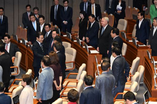 이재명 대통령이 26일 서울 여의도 국회 본회의장에서 정부의 2차 추가경정예산안 제출과 관련해 첫 시정연설을 마치고 국민의힘 의원들과 인사하고 있다.(사진=국회사진기자단 제공)