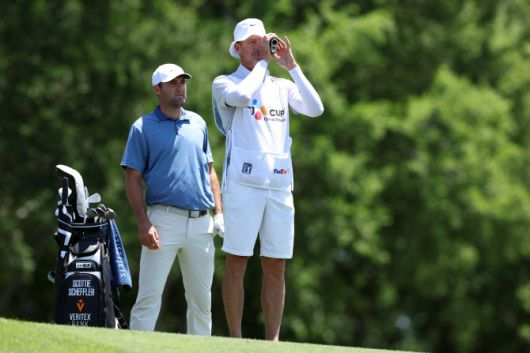 PGA 투어 더 CJ컵 바이런 넬슨에서 거리 측정기를 사용하는 스코티 셰플러의 캐디.(사진=AFPBBNews)