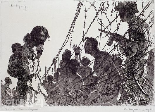 변월룡의 ‘조선 분단의 비극’(1962). 철조망을 사이에 두고 남으로 북으로 갈라서야 했던 가족 간 생이별 장면을 동판화로 제작했다. 고국 북한으로 복귀하려 던 희망이 사라져 좌절을 겪던 시기다. 기법에선 생전 가장 존경하는 화가로 꼽았던 렘브란트의 영향이 확연하다. 구도의 균형, 긴장감 조성 등을 위해 사용한 ‘사선’은 렘브란트 판화에서 자주 보이는 특징이다. 종이에 에칭, 44×64㎝. 국립현대미술관 소장.