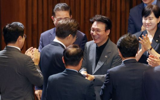 이재명 대통령이 지난 26일 국회에서 추가경정예산 시정연설을 위해 본회의장에 입장하며 김민석 국무총리 후보자와 인사하고 있다.(사진=연합뉴스 제공)