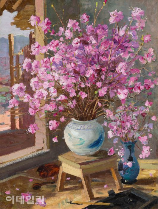 변월룡의 ‘진달래’(1954). 북한에 파견됐을 때 그린 정물화다. 소련에선 볼 수 없었던 진달래꽃에 대한 애정을 묻혀냈다. 수십 송이를 채운 수수한 도자기 화병들이 문지방 너머 보이는 마루·처마와 어우러져 옛 정취를 풍긴다. 화병들 곁에 놓인 벼루와 붓은 의도한 ‘조선적인 것’으로 보인다. 캔버스에 유화 물감, 78×59㎝. 국립현대미술관 소장.