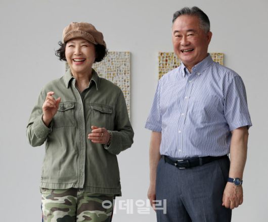 고두심씨가 예종석 명예교수에게 김만덕 할머니의 생애에 대해 설명하고 있다. (사진=김태형 기자)