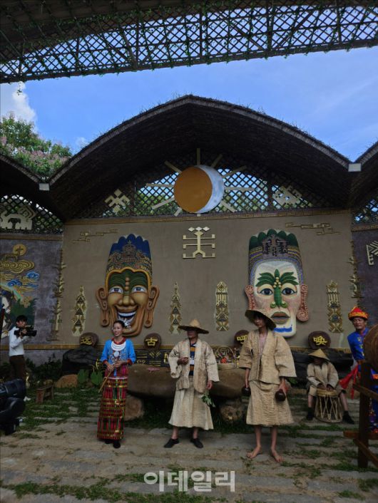 중국 하이난성 바오팅의 리족·묘적 전통문화 마을에서 현지 주민들이 공연하고 있다. (사진=이데일리 이명철 특파원)