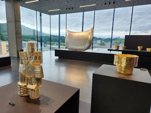 ‘제네시스 청주’에서 열리고 있는 금속공예 작가 조성호와의 협력 특별전 ‘시간의 정원’. (사진=이데일리 이다원 기자)