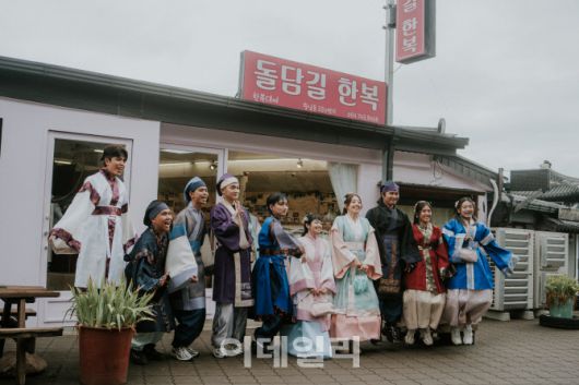 경주 신라 의복 체험 중인 필리핀 인플루언서단 (사진=한국관광공사)