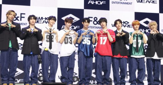 그룹 아홉(AHOF)이 1일 서울 광진구 예스24라이브홀에서 열린 첫 미니앨범 ‘후 위 아’(WHO WE ARE) 데뷔 쇼케이스에서 포즈를 취하고 있다.(사진=연합뉴스)