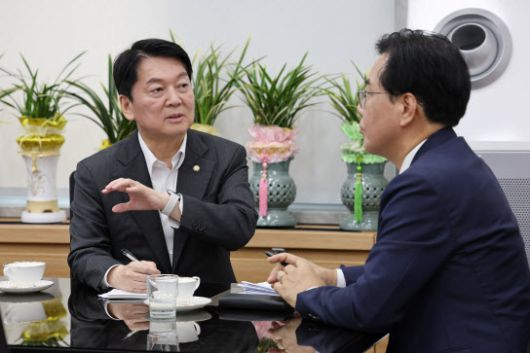 국민의힘 송언석 비상대책위원장 겸 원내대표(오른쪽)와 국민의힘 혁신위원장으로 내정된 안철수 의원이 2일 오후 국회 본청 원내 대표실에서 만나 대화하고 있다. (사진 = 공동취재단)