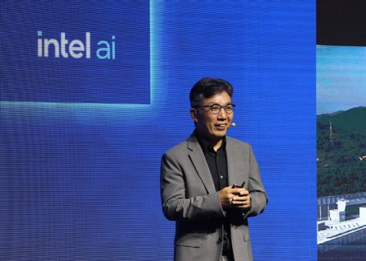 김유원 네이버클라우드 대표이사가 인텔 전략 파트너 세션에서 발표하고 있다.