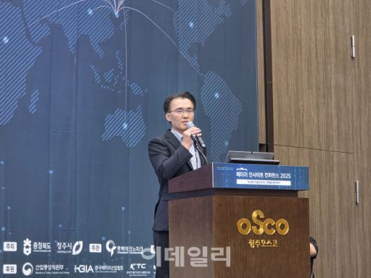 김태경 SK온 차세대배터리실장 부사장이 2일 충북 청주오스코에서 열린 ‘배터리 인사이트 콘퍼런스 2025’에서 기조강연을 진행하고 있다.(사진=조민정 기자)