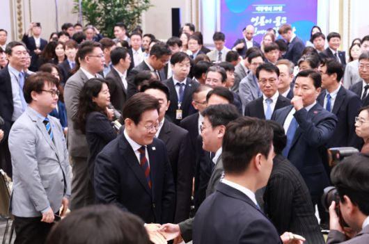 이재명 대통령이 3일 청와대 영빈관에서 열린 ‘대통령의 30일, 언론이 묻고 국민에게 답하다’ 기자회견을 마친 뒤 취재진과 인사하고 있다. (사진=연합뉴스)