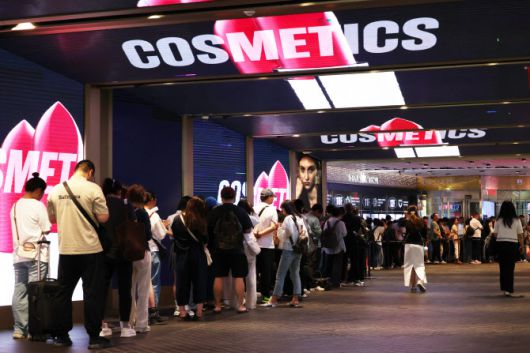 서울 시내 한 면세점 앞에서 관광객들이 입장을 위해 대기하는 모습 (사진=연합뉴스)