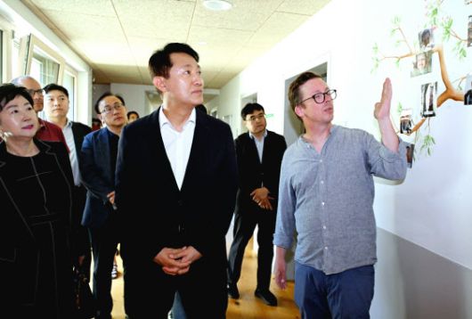 오세훈 서울시장이 2일(현지시간) 빈의 장애인 주거시설(Caritas Vienna Wohngemeinschaft Battiggasse)을 방문해 시설을 둘러보고 있다. (사진=서울시)