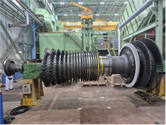 두산에너빌리티가 처음으로 국내 기술을 활용해 재생 정비한 가스터빈 로터. 한국남부발전이 운영하는 부산 가스복합화력발전소에 적용돼 7월부터 상업운전을 시작했다. (사진=남부발전)