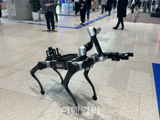 레인보우로보틱스의 4족보행 로봇 ‘RBQ-10’이 3월 19일 경기 수원컨벤션센터 제 56기 삼성전자 정기 주주총회장에서 움직이고 있다.(사진=공지유 기자)