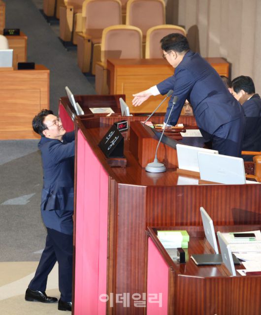 [이데일리 노진환 기자] 김민석 국무총리 후보자가 3일 오후 서울 여의도 국회에서 열린 제426회국회(임시회) 제4차 본회의에서 국무총리(김민석) 임명동의안에 표결 후 우원식 국회의장과 악수하고 있다.