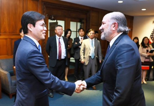 여한구(왼쪽) 산업통상자원부 통상교섭본부장과 하워드 러트닉(오른쪽) 미국 상무부 장관이 지난 23일(현지시간) 미국 워싱턴D.C. 상무부 회의실에서 면담에 앞서 악수하고 있다. (사진=산업부)