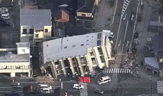 2일 일본 이시카와현 와지마의 한 건물이 전날 발생한 지진으로 쓰러져 있다.(사진=AP/뉴시스)