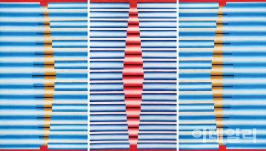 이승조의 ‘핵 G-999’(1970). 세 개의 캔버스를 연결해 한 작품으로 구성했다. 후기로 갈수록 사라져간, 적·청 등 원색을 들인 드문 작업이기도 하다. 푸른 원통의 규칙적인 반복이 꿈틀거리는 율동미를 만들고 있다. 일생동안 놓지 않은 ‘파이프’ 형상을 두고 작가는 기차여행 중 망막에 얼핏 스치는 강렬한 인상을 담아냈다고 그 처음을 설명한 적이 있다. “미묘한 감동에 휩싸여 이틀 밤을 꼬박 새우며 마음에 남은 이미지를 조작해 완성했다”고 했다. 캔버스에 유화 물감, 194×112×(2), 192×111㎝. 국립현대미술관 소장.