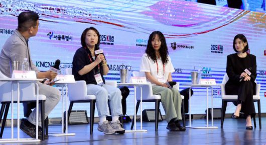 (왼쪽부터)정덕현 대중문화평론가, 드라마 ‘정년이’ 정지인 감독, 서이레 웹툰스토리작가, 배우 정은채가 2일 서울 용산구 서울드래곤시티에서 일간스포츠와 이코노미스트 공동 주최로 열린 ‘2025 K포럼’에 참석해 ‘한국적인 스토리’를 주제로 이야기를 나누고 있다. (사진=일간스포츠)